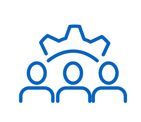 Ícono de tres personas con un engranaje sobre ellas, representando trabajo en equipo o gestión de equipo.